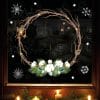 Auf dem Bild ist das Produkt: Wiederverwendbar Fensterbild Weihnachten Kranz aus Zweigen mit Tannengrün und Baumwolle Holzoptik zum Preis von €13.90 abgebildet.
