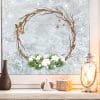 Auf dem Bild ist das Produkt: Wiederverwendbar Fensterbild Weihnachten Kranz aus Zweigen mit Tannengrün und Baumwolle Holzoptik zum Preis von €13.90 abgebildet.