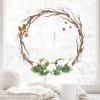 Auf dem Bild ist das Produkt: Wiederverwendbar Fensterbild Weihnachten Kranz aus Zweigen mit Tannengrün und Baumwolle Holzoptik zum Preis von €13.90 abgebildet.