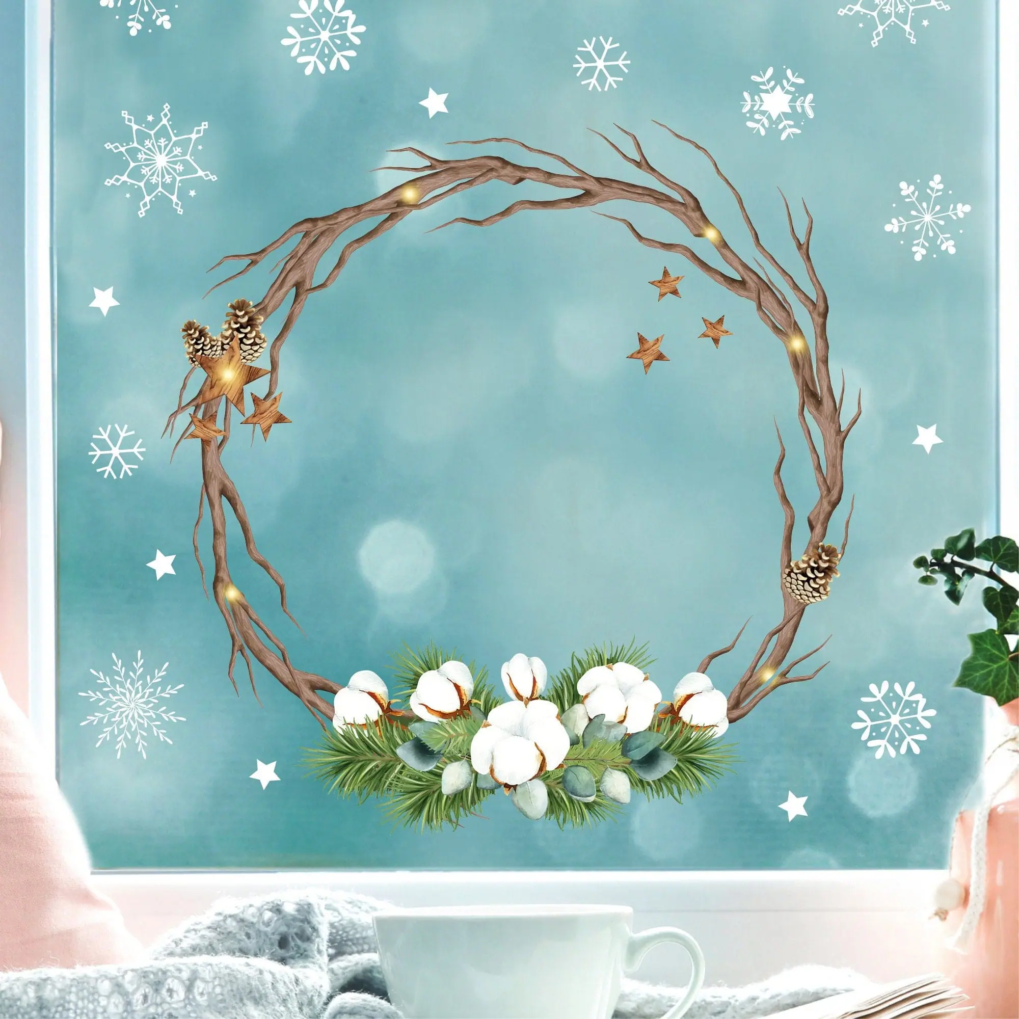 Auf dem Bild ist das Produkt: Wiederverwendbar Fensterbild Weihnachten Kranz aus Zweigen mit Tannengrün und Baumwolle Holzoptik zum Preis von €13.90 abgebildet.