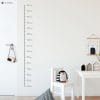 Auf dem Bild ist das Produkt: Wandtattoo Kinderzimmer Messlatte Maßband 40 – 180 cm ohne Hintergrundfolie Wandsticker, 1 cm Abstand zum Preis von €15.9 abgebildet.