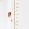 Auf dem Bild ist das Produkt: Wandtattoo Kinderzimmer Messlatte Maßband 40 – 180 cm ohne Hintergrundfolie Wandsticker, 1 cm Abstand zum Preis von €15.9 abgebildet.