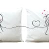 Auf dem Bild ist das Produkt: 2 Kissen Liebespaar Strichmännchen Partnerkissen Polyester 40 x 40 cm Geschenk Geburtstag zum Preis von €59.90 abgebildet.