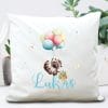 Auf dem Bild ist das Produkt: Kissen Geburt Waschbär mit Luftballons mit Namen und Geburtsdatum, Geschenk zur Geburt, personalisiertes Geburtskissen zum Preis von €16.90 abgebildet.