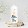 Auf dem Bild ist das Produkt: Taufkerze Junge Mädchen Segelboot Boot Schiff Name Datum Taufspruch Kerze zur Taufe zum Preis von €7.4 abgebildet.