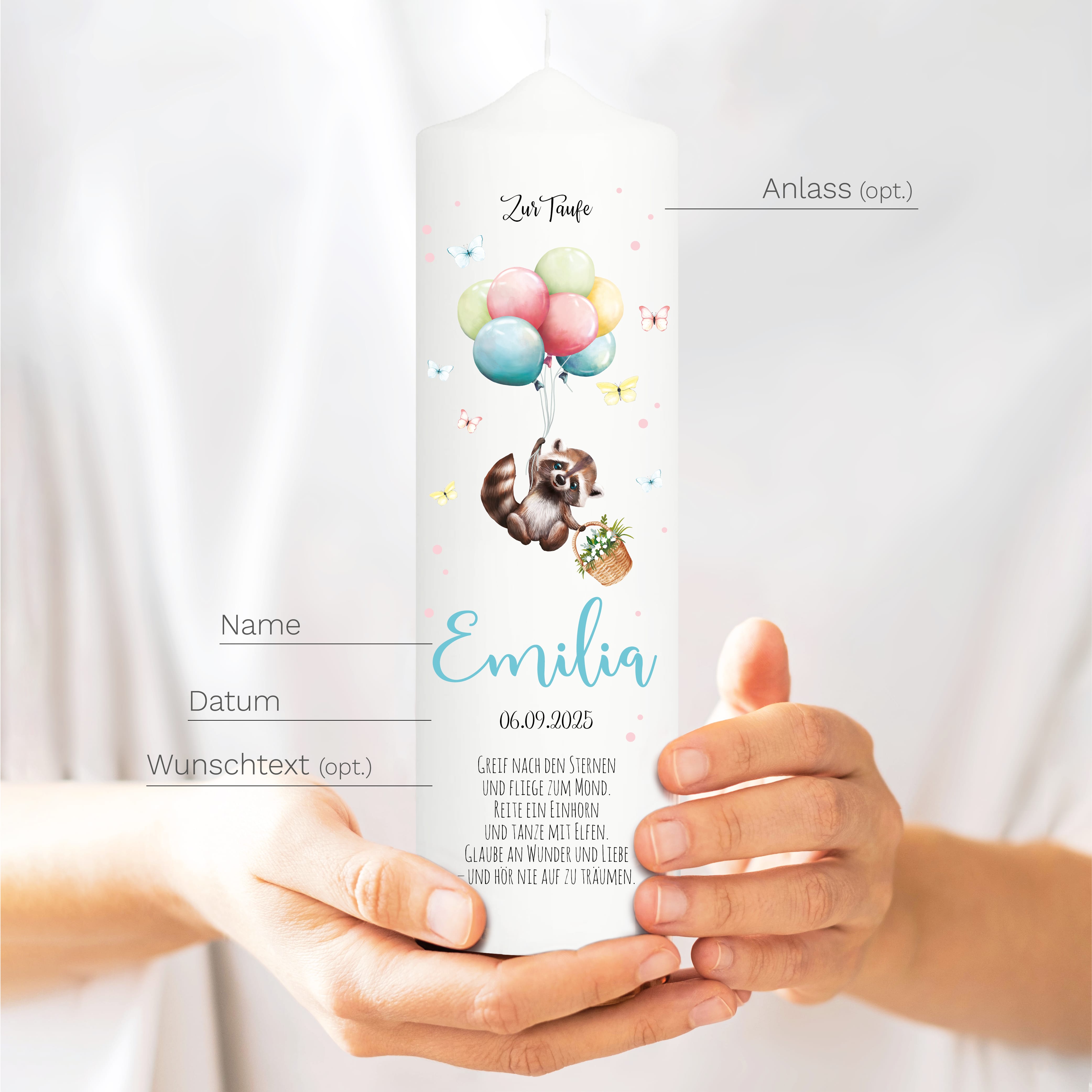 Auf dem Bild ist das Produkt: Taufkerze Junge Mädchen Baby Waschbär Ballon personalisierte Kerze zur Taufe mit Namen, Datum und eigenem, vorgegebenem oder keinem Taufspruch zum Preis von €6.4 abgebildet.