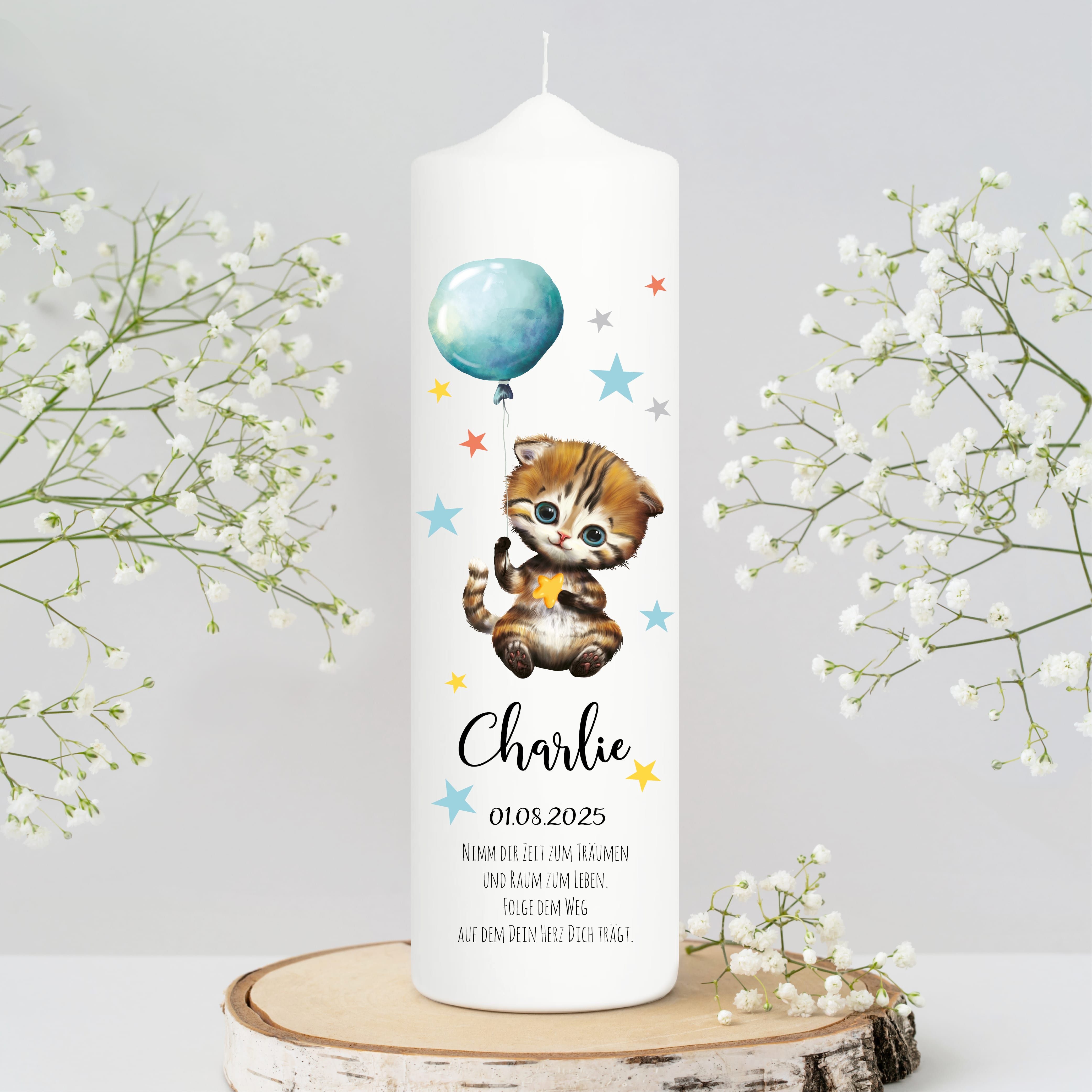 Auf dem Bild ist das Produkt: Taufkerze Junge Mädchen personalisiert Katze Ballon Baby Kerze zur Taufe mit Namen Datum Taufspruch zum Preis von €5.90 abgebildet.