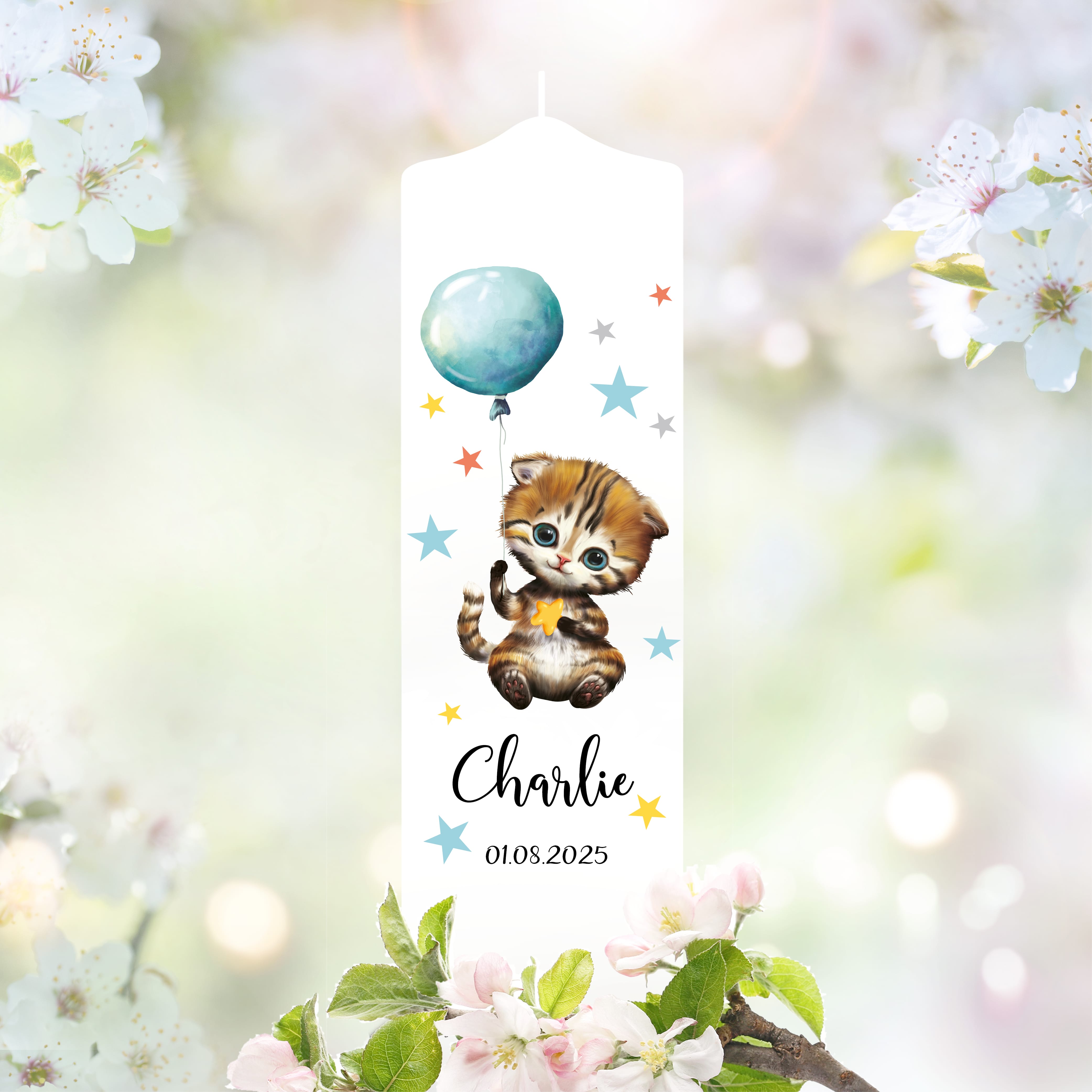 Auf dem Bild ist das Produkt: Taufkerze Junge Mädchen personalisiert Katze Ballon Baby Kerze zur Taufe mit Namen Datum Taufspruch zum Preis von €5.90 abgebildet.