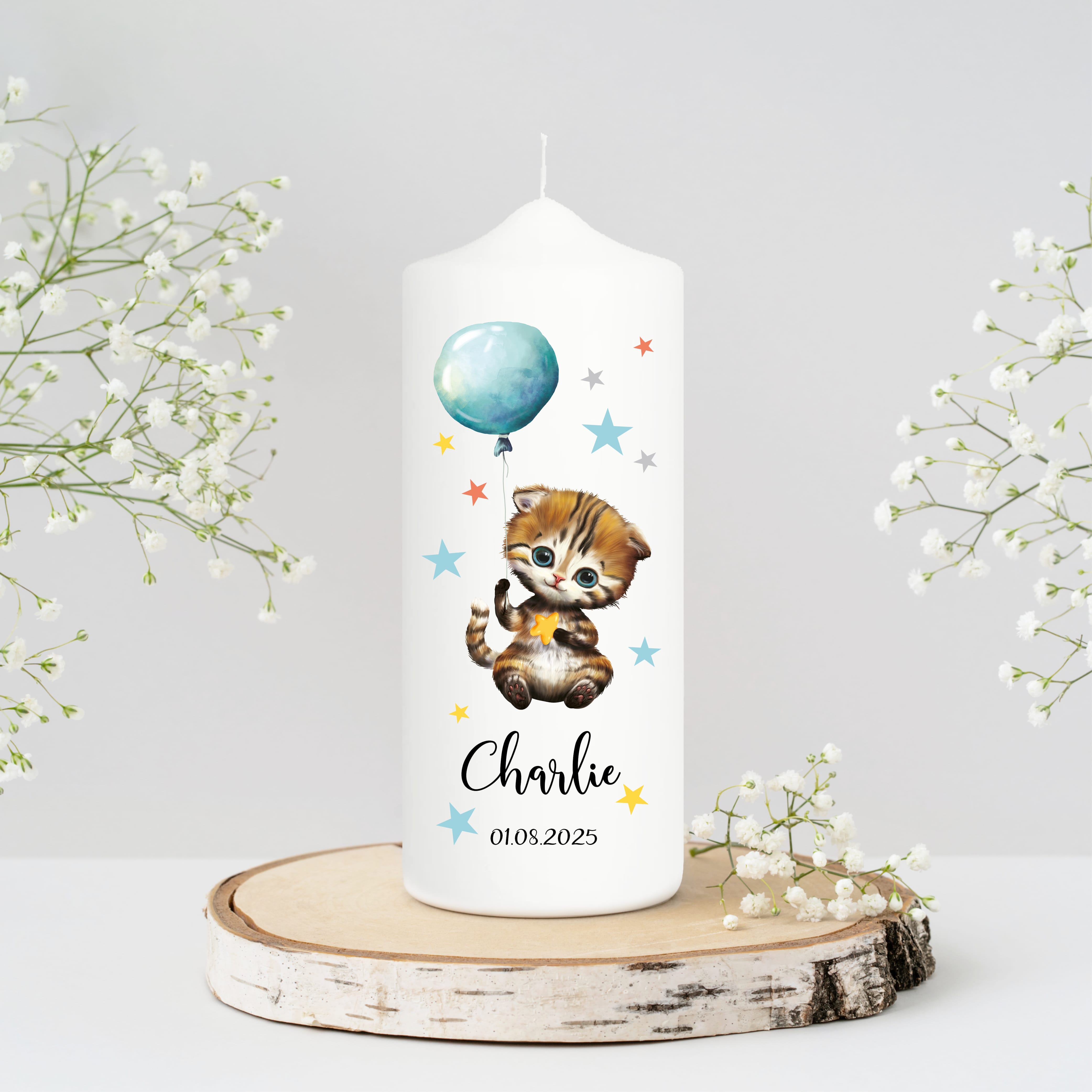 Auf dem Bild ist das Produkt: Taufkerze Junge Mädchen personalisiert Katze Ballon Baby Kerze zur Taufe mit Namen Datum Taufspruch zum Preis von €5.90 abgebildet.