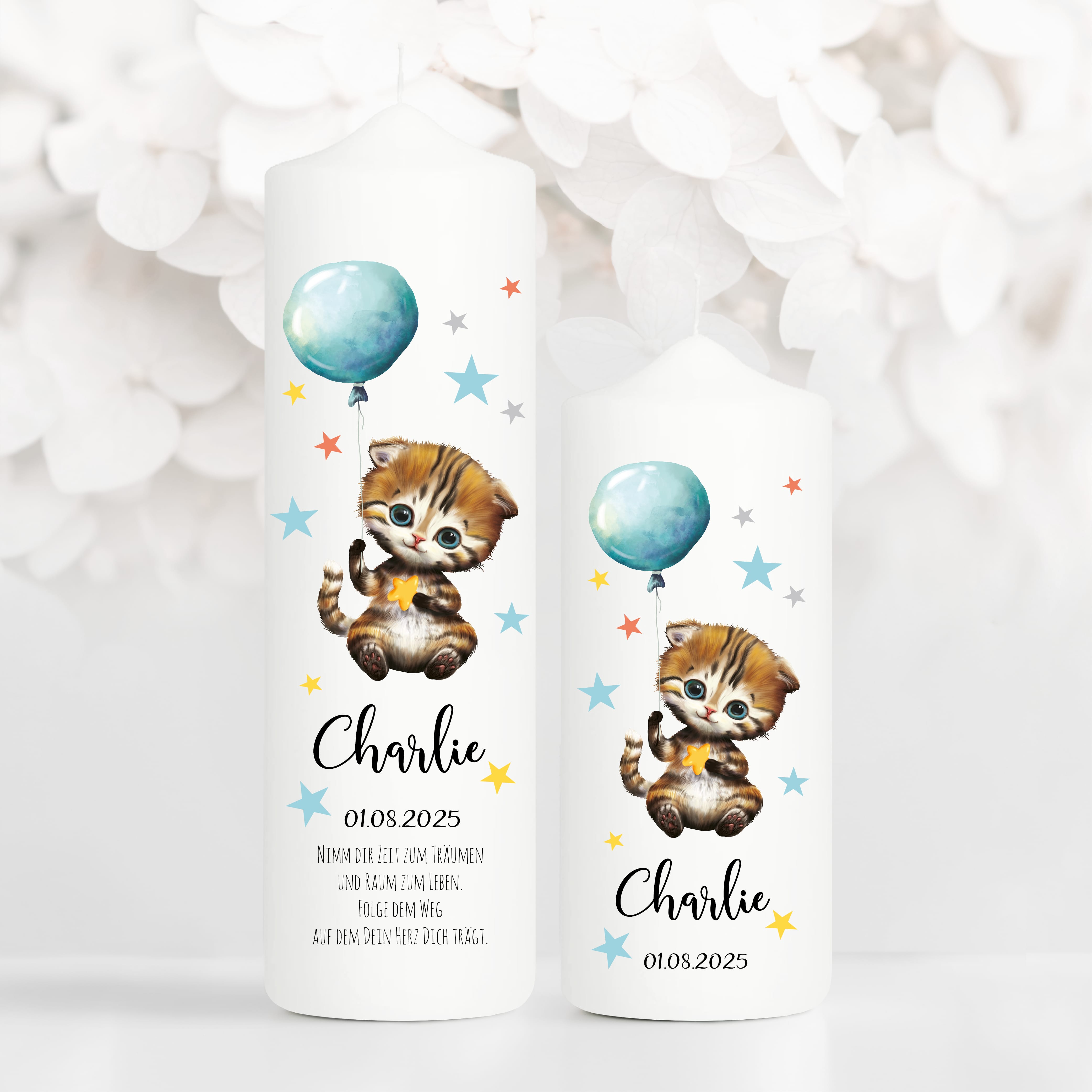 Auf dem Bild ist das Produkt: Taufkerze Junge Mädchen personalisiert Katze Ballon Baby Kerze zur Taufe mit Namen Datum Taufspruch zum Preis von €5.90 abgebildet.