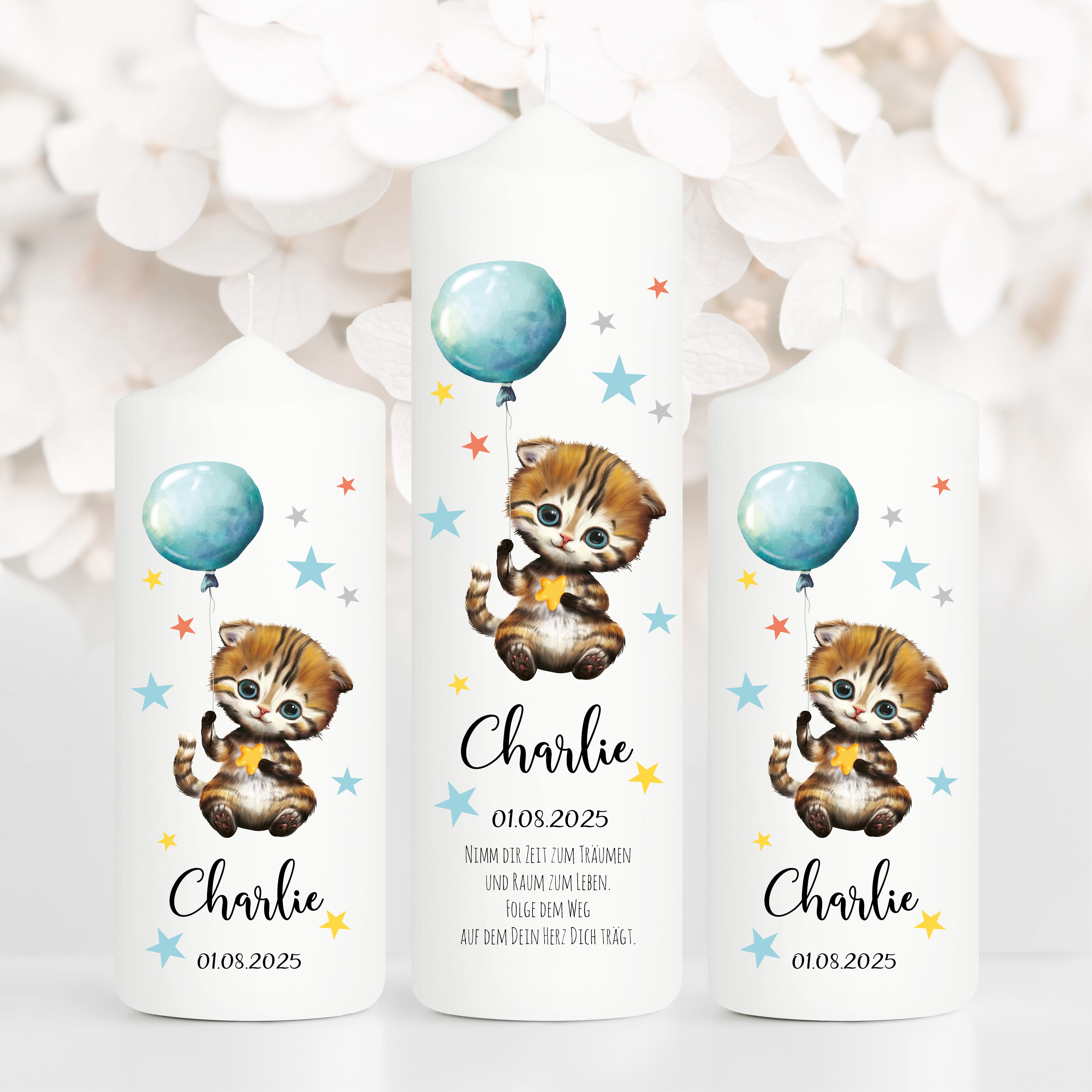 Auf dem Bild ist das Produkt: Taufkerze Junge Mädchen personalisiert Katze Ballon Baby Kerze zur Taufe mit Namen Datum Taufspruch zum Preis von €5.90 abgebildet.