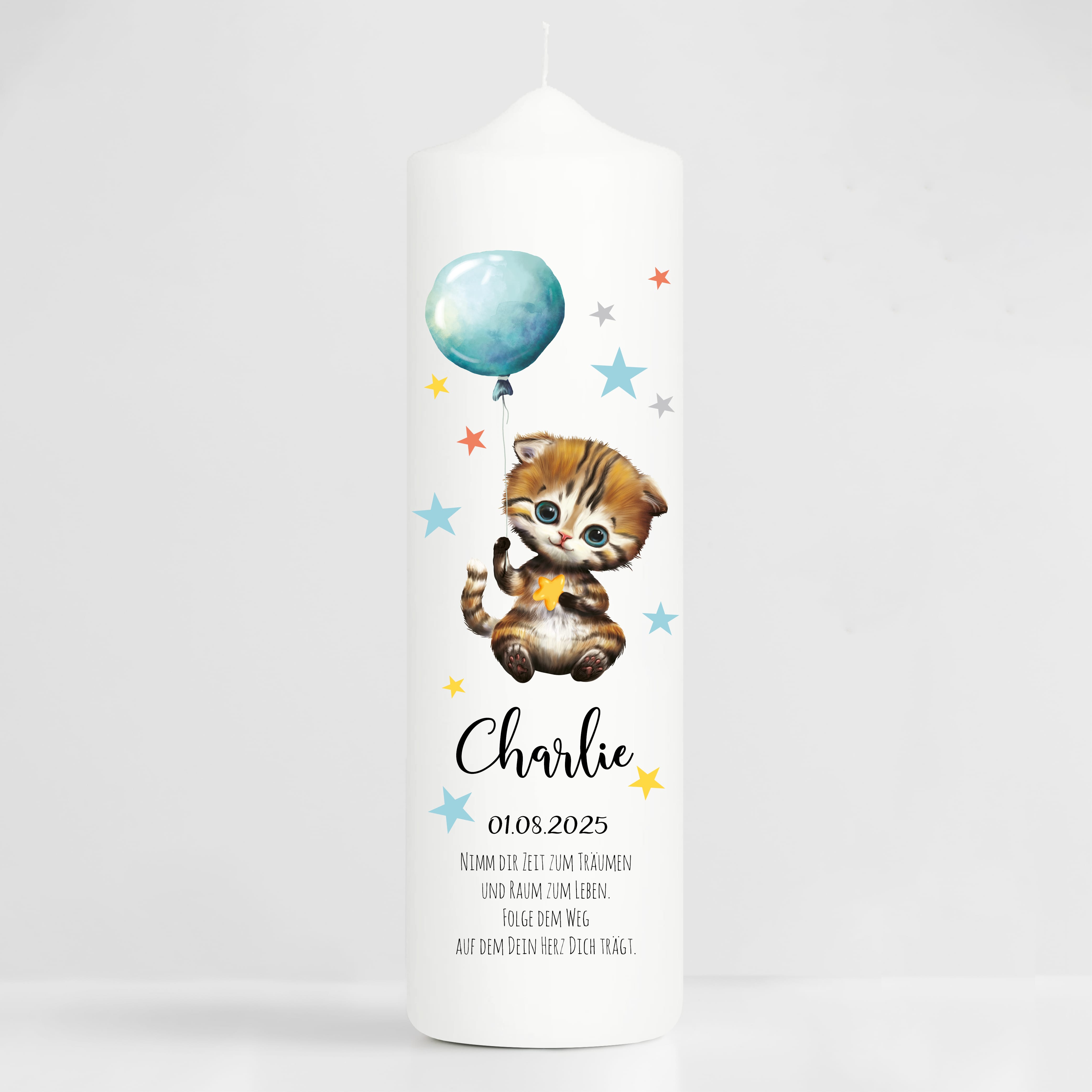 Auf dem Bild ist das Produkt: Taufkerze Junge Mädchen personalisiert Katze Ballon Baby Kerze zur Taufe mit Namen Datum Taufspruch zum Preis von €5.90 abgebildet.