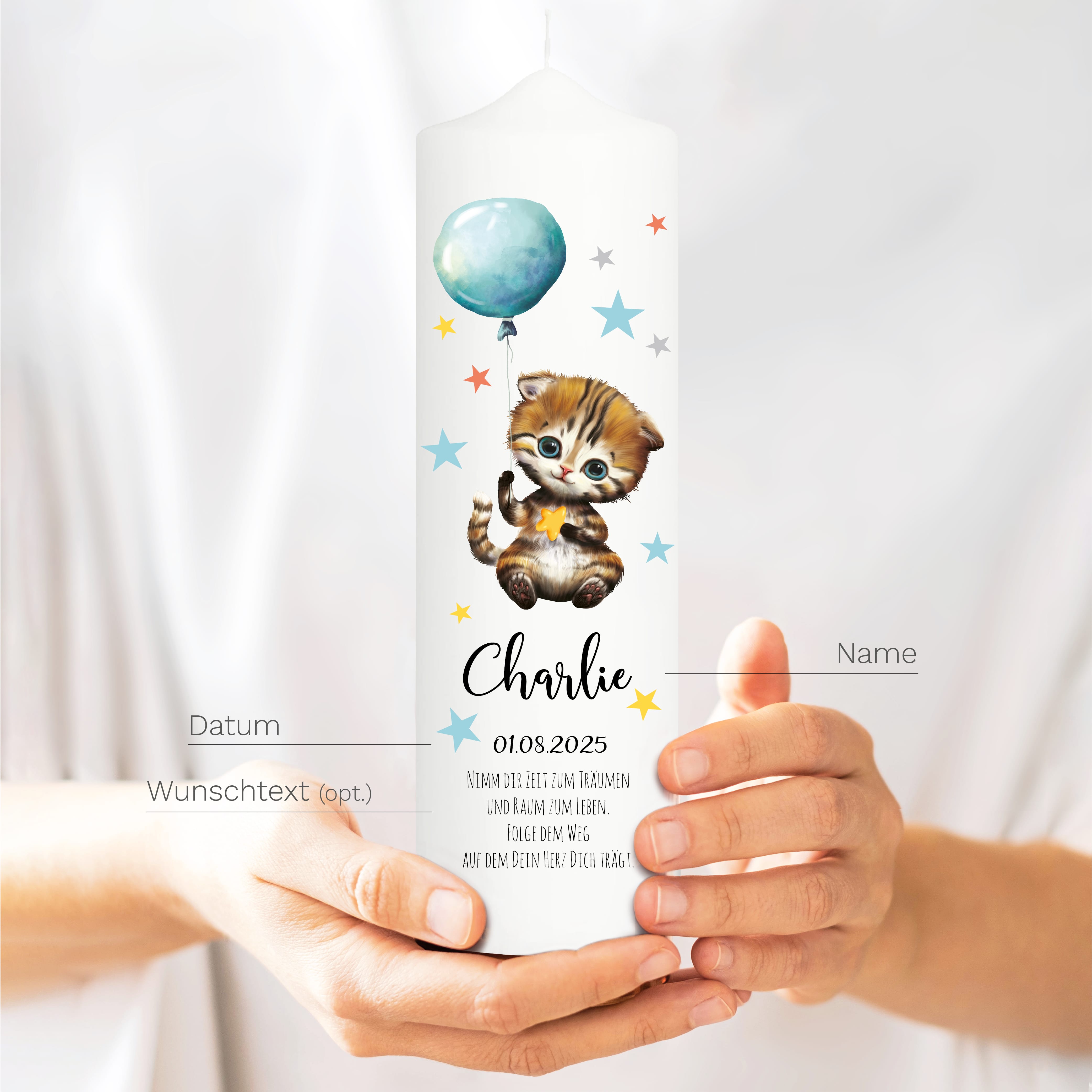 Auf dem Bild ist das Produkt: Taufkerze Junge Mädchen personalisiert Katze Ballon Baby Kerze zur Taufe mit Namen Datum Taufspruch zum Preis von €5.90 abgebildet.