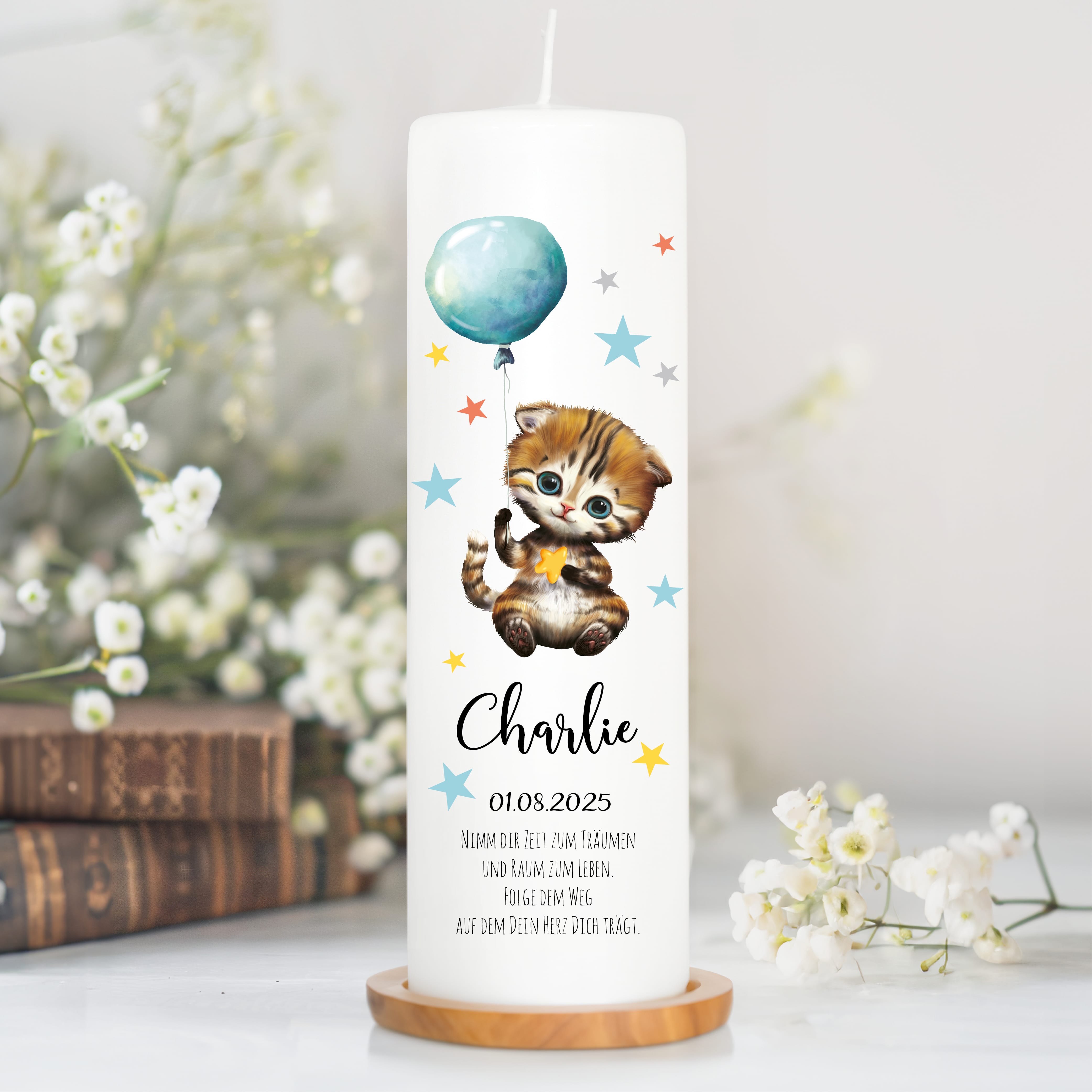 Auf dem Bild ist das Produkt: Taufkerze Junge Mädchen personalisiert Katze Ballon Baby Kerze zur Taufe mit Namen Datum Taufspruch zum Preis von €5.90 abgebildet.