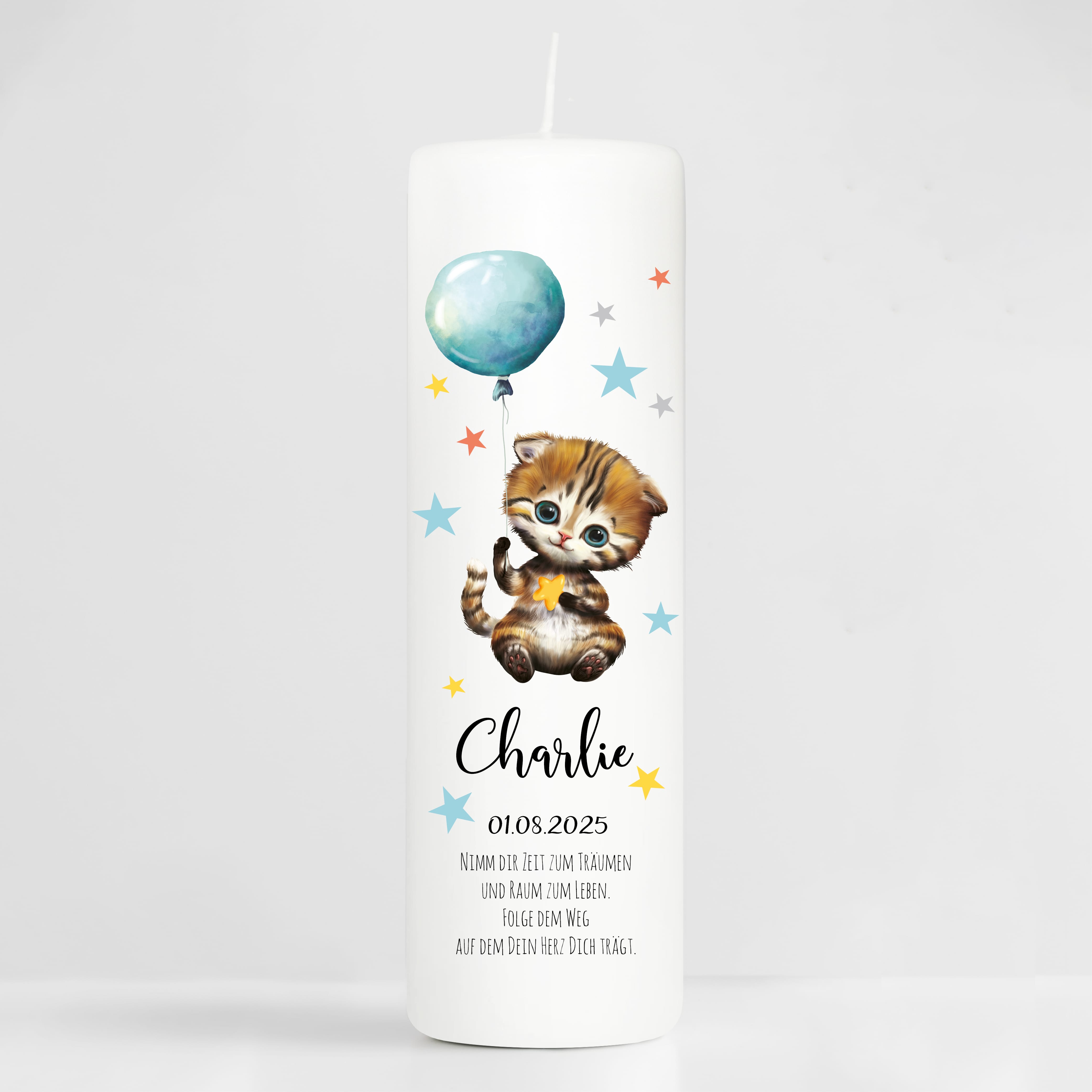 Auf dem Bild ist das Produkt: Taufkerze Junge Mädchen personalisiert Katze Ballon Baby Kerze zur Taufe mit Namen Datum Taufspruch zum Preis von €5.90 abgebildet.
