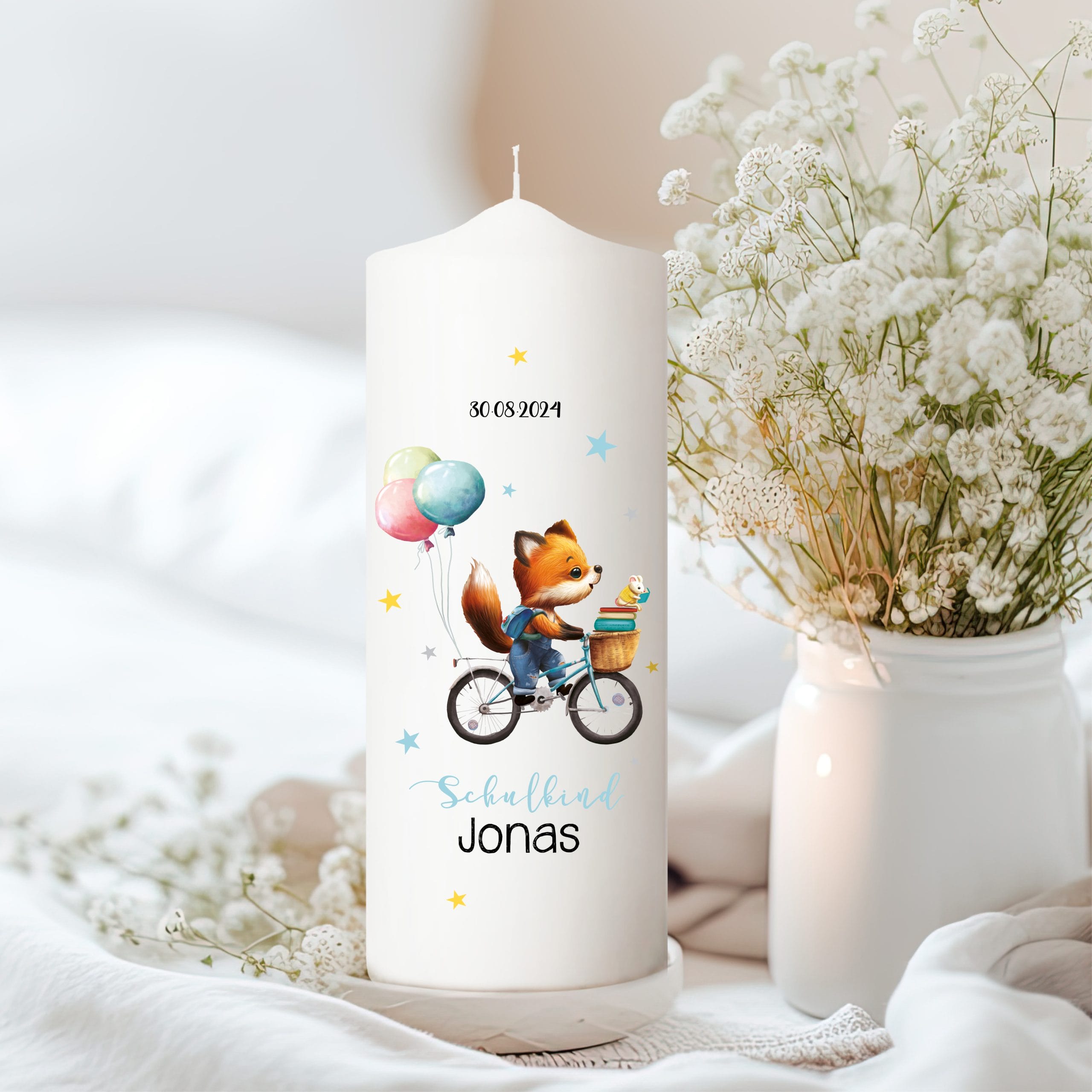 Auf dem Bild ist das Produkt: Kerze zur Einschulung für Jungen Fuchs auf Fahrrad mit Luftballons personalisiert mit Namen und Datum zum Preis von €5.9 abgebildet.
