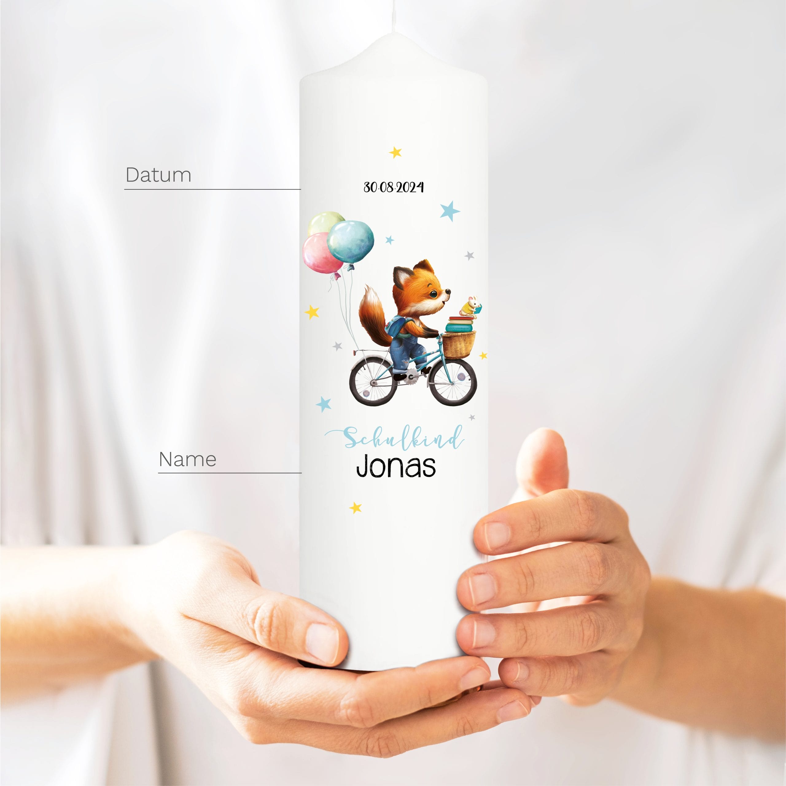 Auf dem Bild ist das Produkt: Kerze zur Einschulung für Jungen Fuchs auf Fahrrad mit Luftballons personalisiert mit Namen und Datum zum Preis von €5.9 abgebildet.