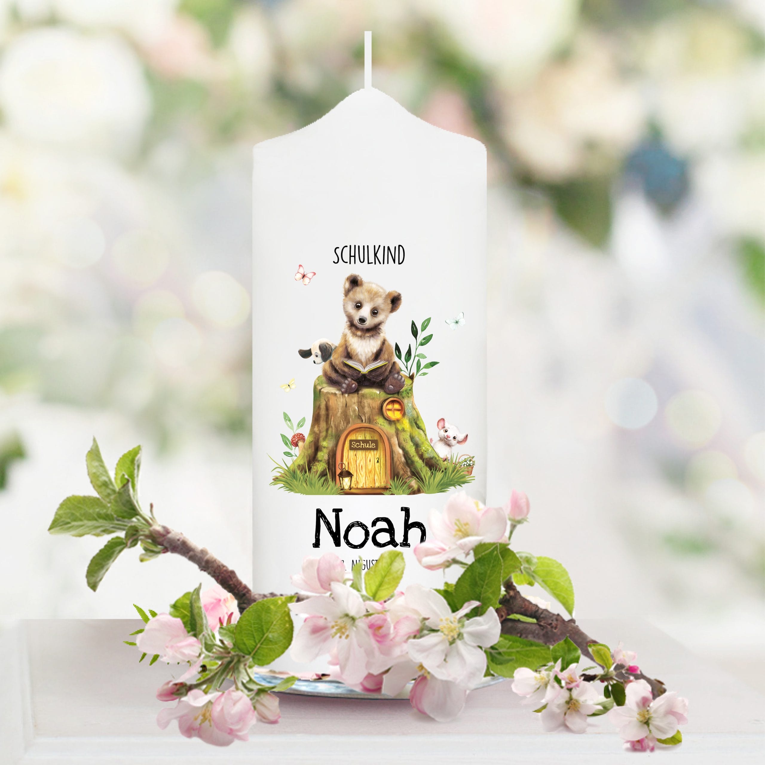 Auf dem Bild ist das Produkt: Kerze zur Einschulung mit Bär und Buch personalisiert mit Namen und Datum des Schulbeginns individualisierbares Einschulungsgeschenk zum Preis von €5.9 abgebildet.