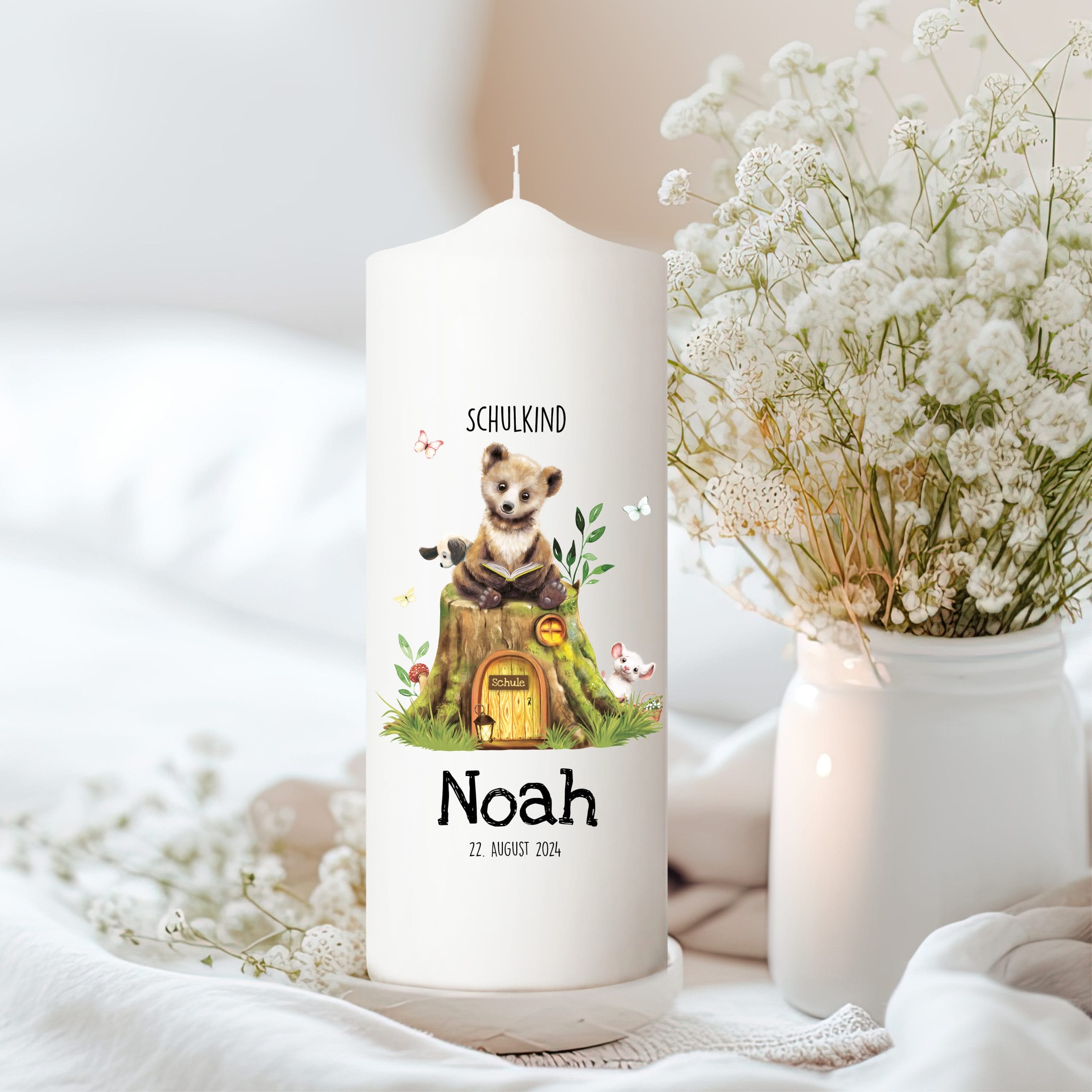 Auf dem Bild ist das Produkt: Kerze zur Einschulung mit Bär und Buch personalisiert mit Namen und Datum des Schulbeginns individualisierbares Einschulungsgeschenk zum Preis von €5.9 abgebildet.