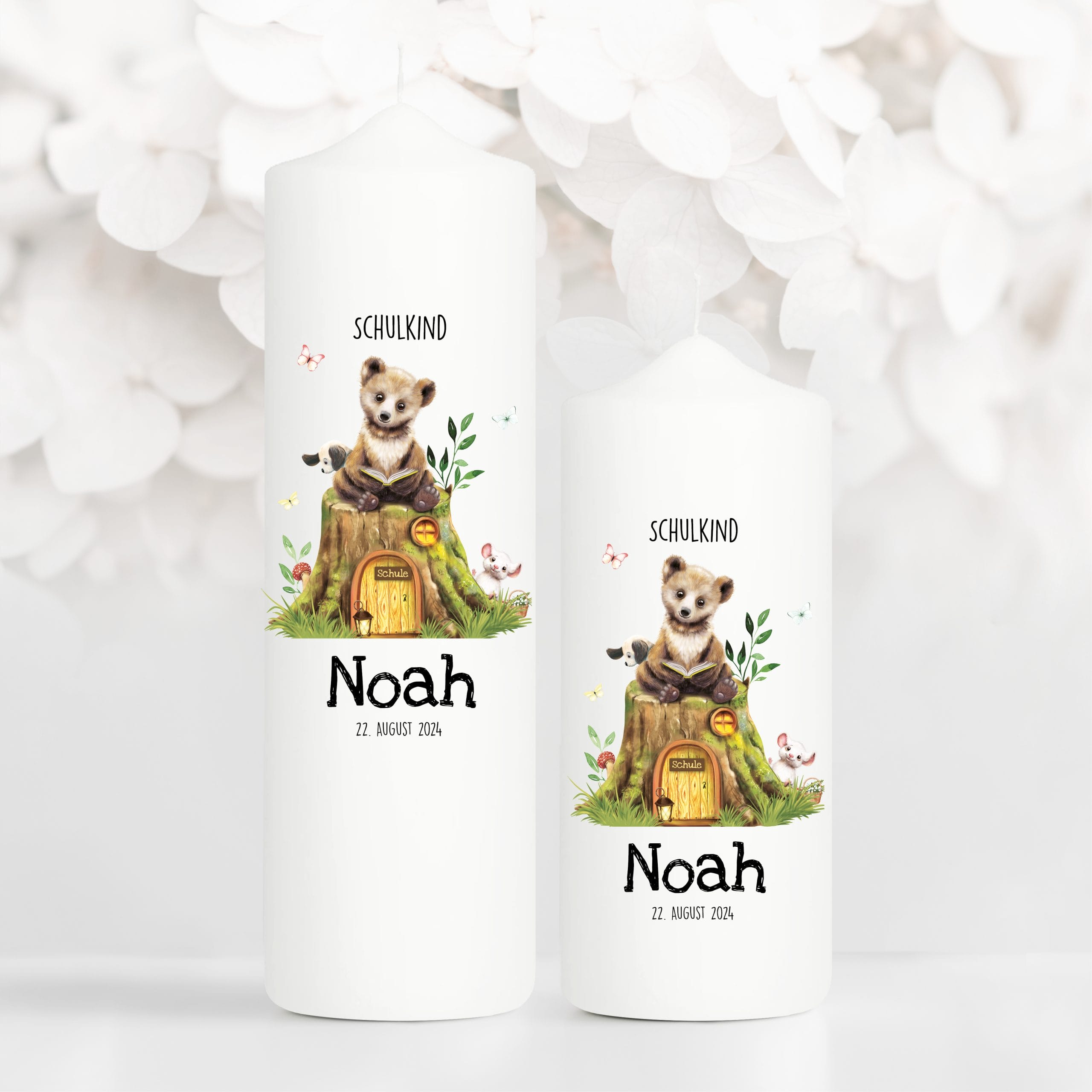Auf dem Bild ist das Produkt: Kerze zur Einschulung mit Bär und Buch personalisiert mit Namen und Datum des Schulbeginns individualisierbares Einschulungsgeschenk zum Preis von €5.9 abgebildet.
