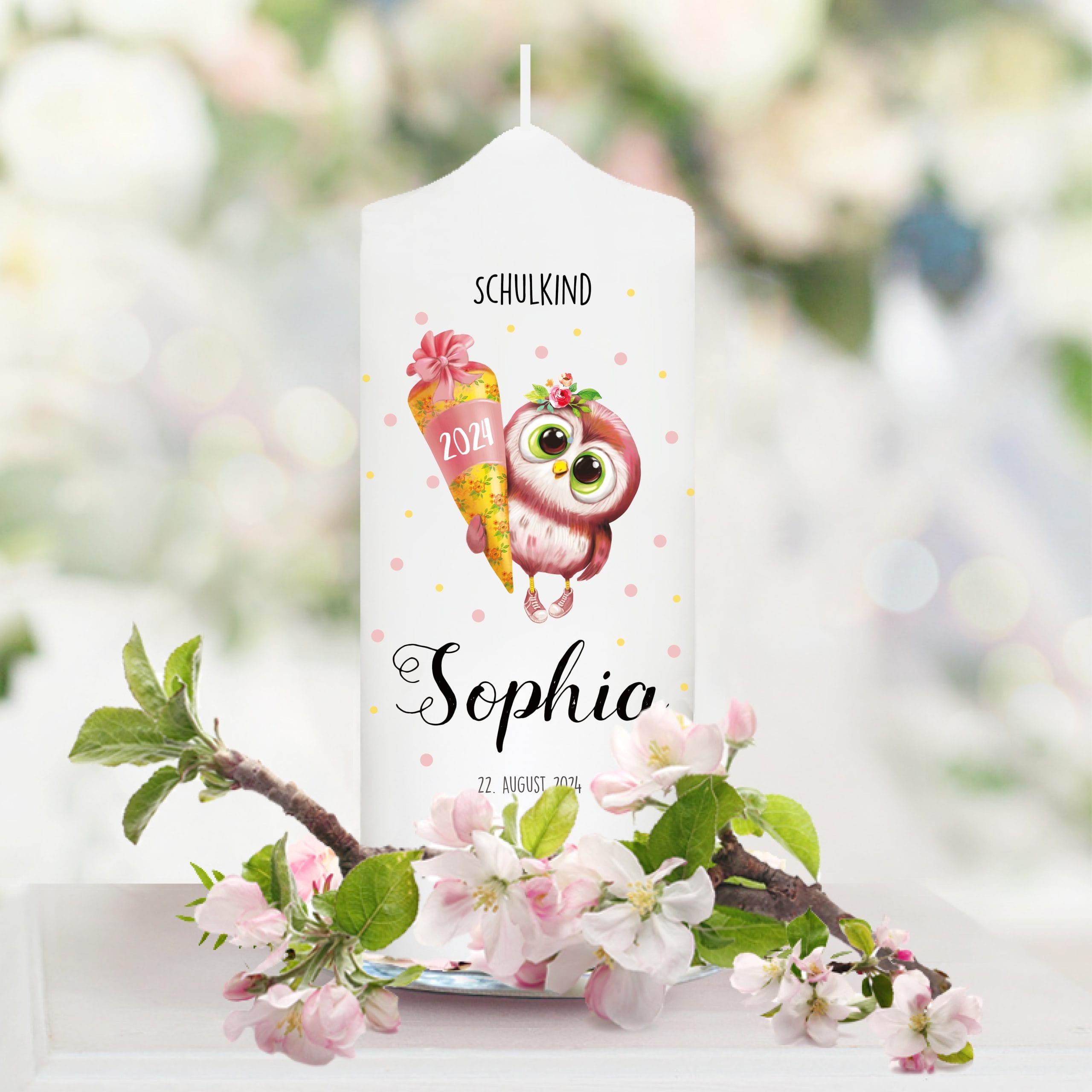 Auf dem Bild ist das Produkt: Geschenk zur Einschulung Kerze mit Eule und Schultüte personalisiert mit Namen und Datum anpassbares Einschulungsgeschenk Mädchen zum Preis von €5.9 abgebildet.
