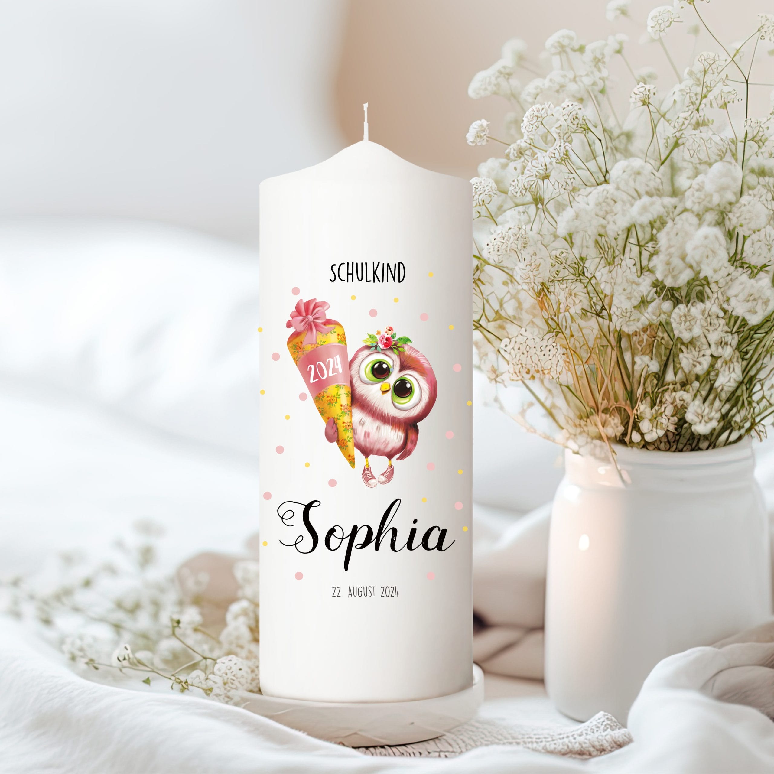 Auf dem Bild ist das Produkt: Geschenk zur Einschulung Kerze mit Eule und Schultüte personalisiert mit Namen und Datum anpassbares Einschulungsgeschenk Mädchen zum Preis von €5.9 abgebildet.