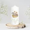 Auf dem Bild ist das Produkt: Taufkerze oder Kerze zur Geburt Junge Mädchen Arche Noah Tiere in einem Boot, pastell mit Namen, Datum und Spruch zum Preis von €6.4 abgebildet.