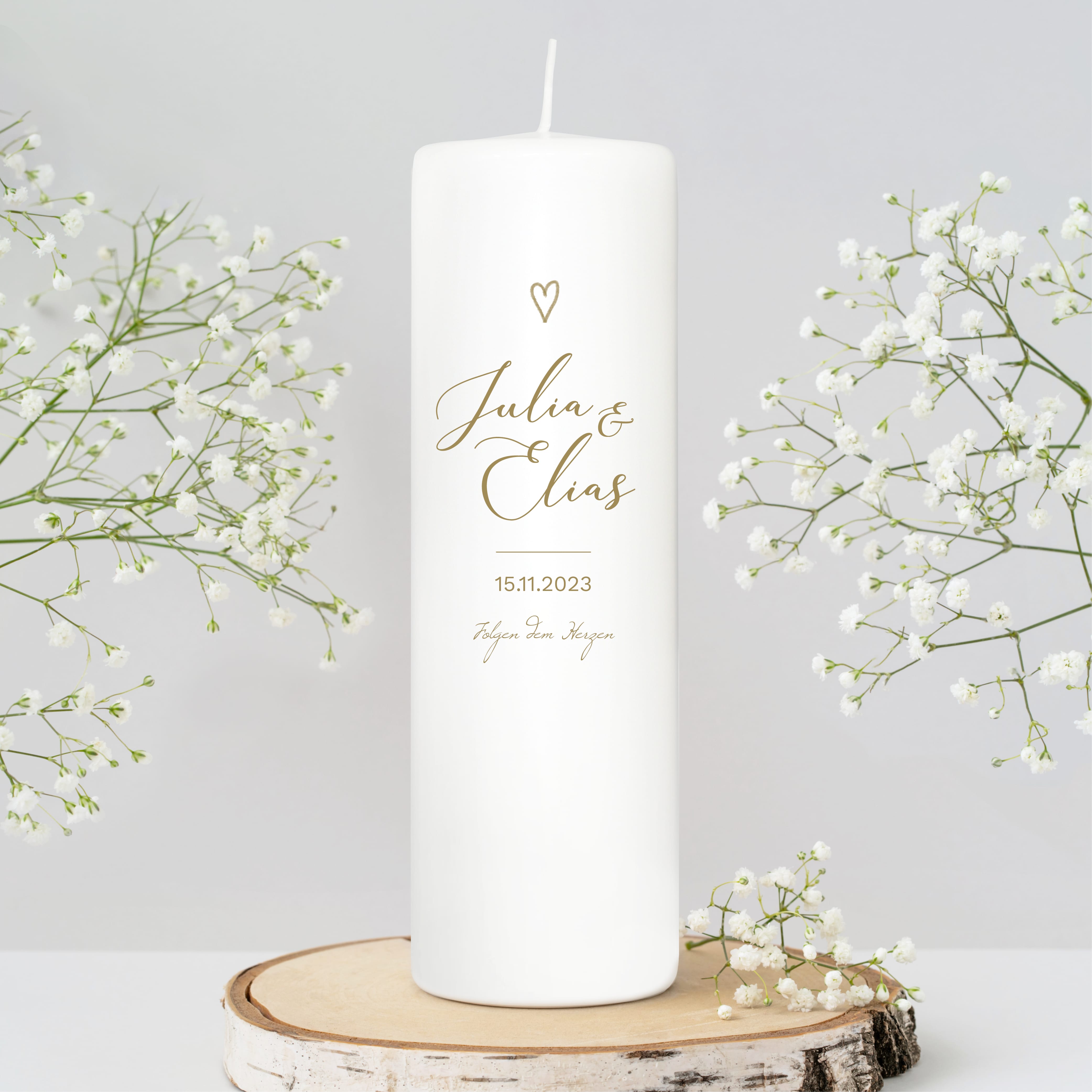 Auf dem Bild ist das Produkt: Weiße Hochzeitskerze Herz personalisiert Hochzeitsgeschenk Wunschtext Valentinstagsgeschenk Hochzeit Jubiläum zum Preis von €5.9 abgebildet.