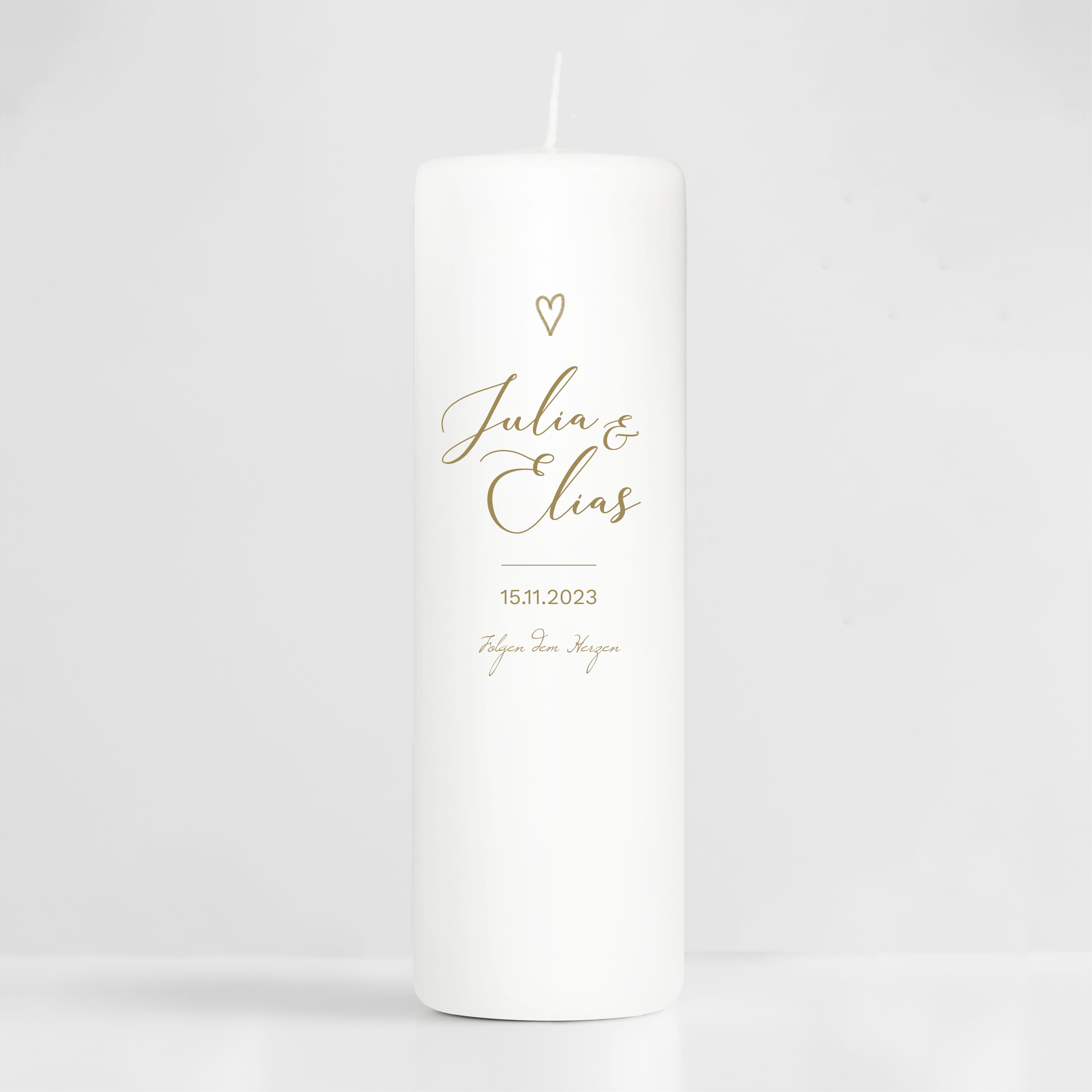 Auf dem Bild ist das Produkt: Weiße Hochzeitskerze Herz personalisiert Hochzeitsgeschenk Wunschtext Valentinstagsgeschenk Hochzeit Jubiläum zum Preis von €5.9 abgebildet.