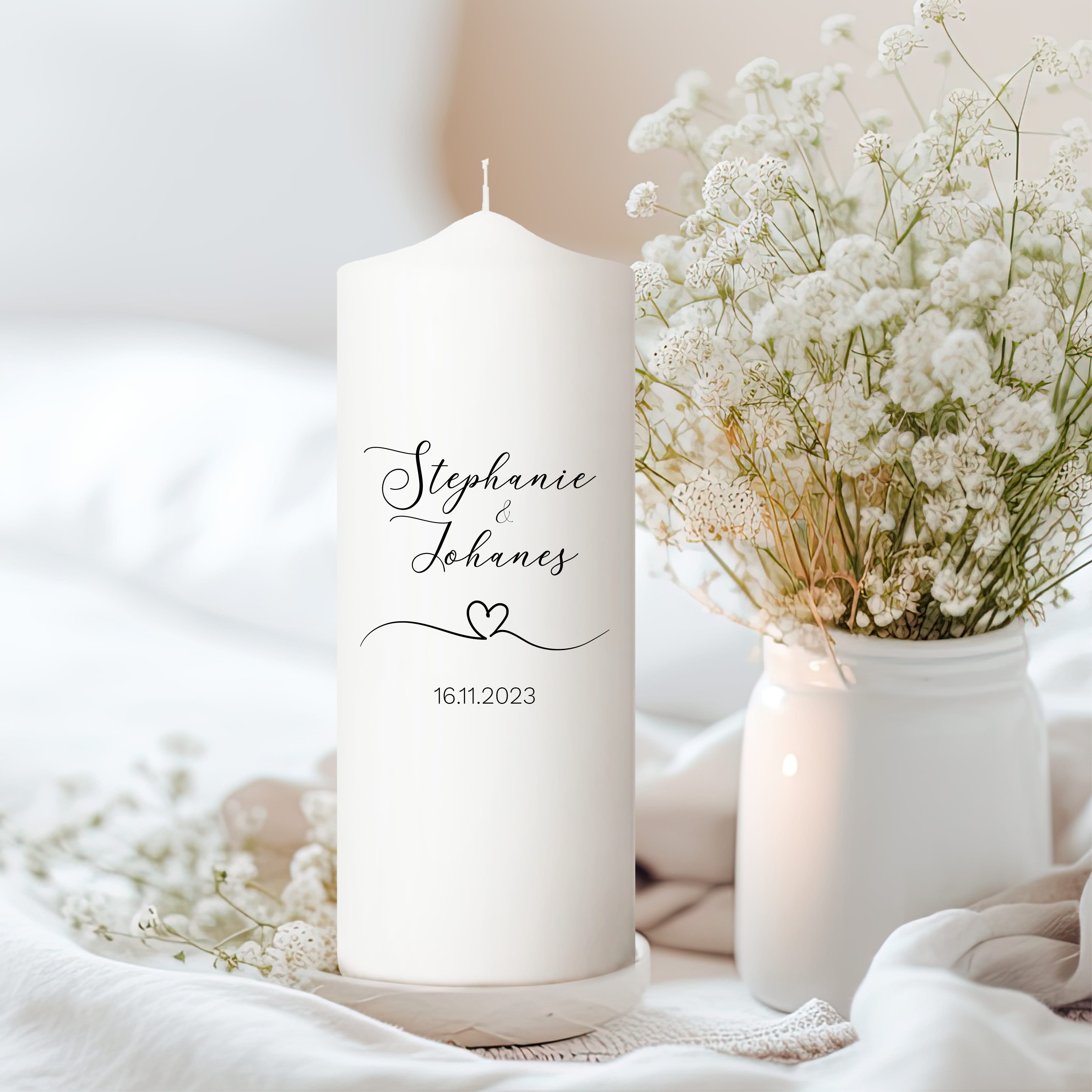 Auf dem Bild ist das Produkt: Hochzeitsgeschenk Kerze mit Namen, Datum und einem kleinen Herzen, Geschenk zur Hochzeit, Hochzeitskerze zum Preis von €5.90 abgebildet.