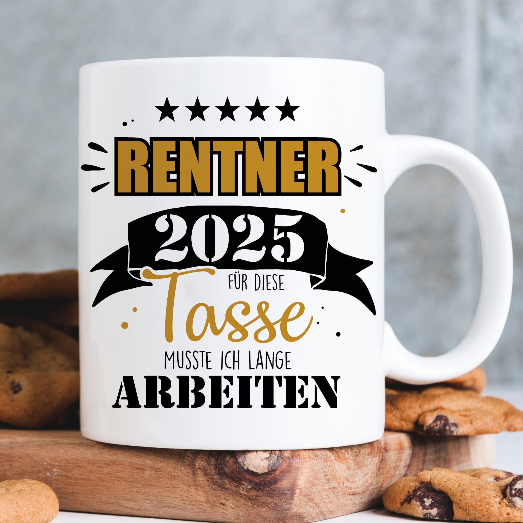 Auf dem Bild ist das Produkt: Keramik Tasse bedruckt mit Spruch Rentner 2025 Für diese Tasse musste ich lange arbeiten zum Preis von €15.90 abgebildet.