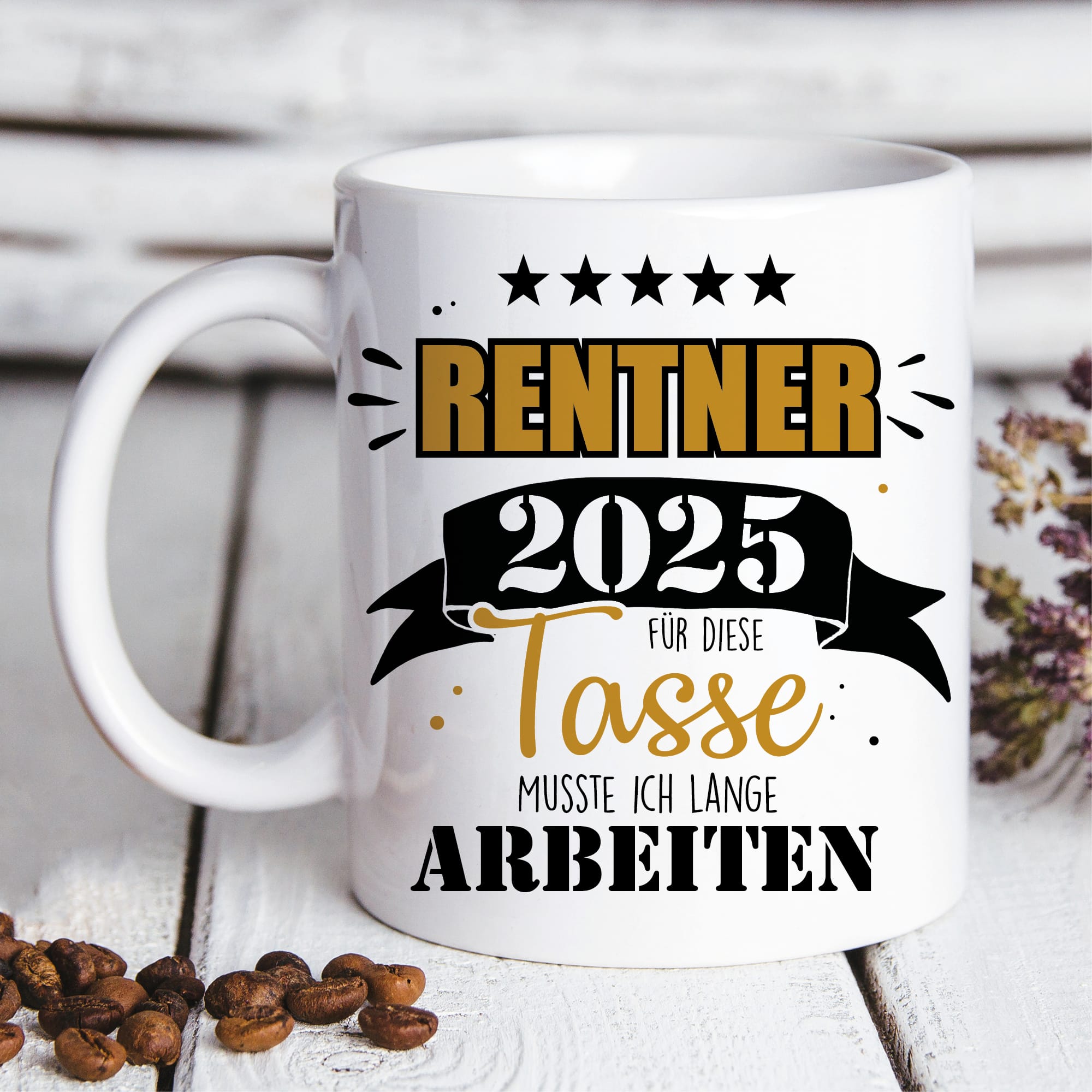 Auf dem Bild ist das Produkt: Keramik Tasse bedruckt mit Spruch Rentner 2025 Für diese Tasse musste ich lange arbeiten zum Preis von €15.90 abgebildet.