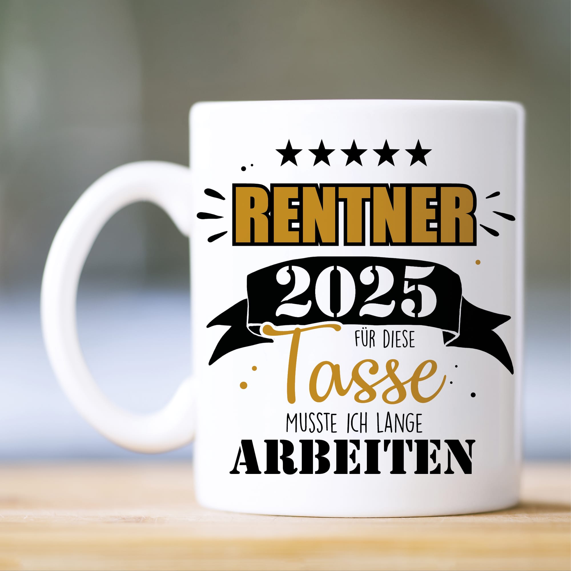 Auf dem Bild ist das Produkt: Keramik Tasse bedruckt mit Spruch Rentner 2025 Für diese Tasse musste ich lange arbeiten zum Preis von €15.90 abgebildet.