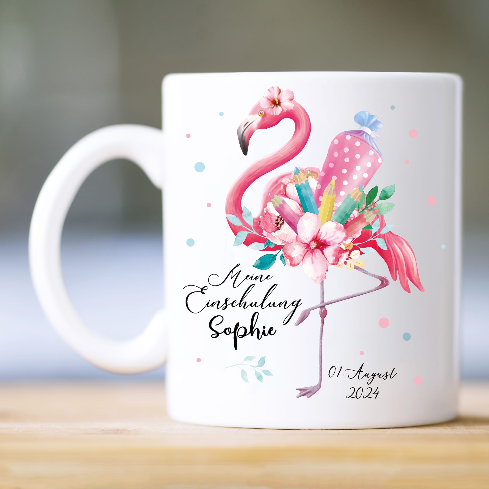 Auf dem Bild ist das Produkt: Tasse aus Keramik oder Kunststoff bedruckt Flamingo Schultüte Stifte Blüten personalisiert mit Wunschnamen und Datum zum Preis von €16.9 abgebildet.