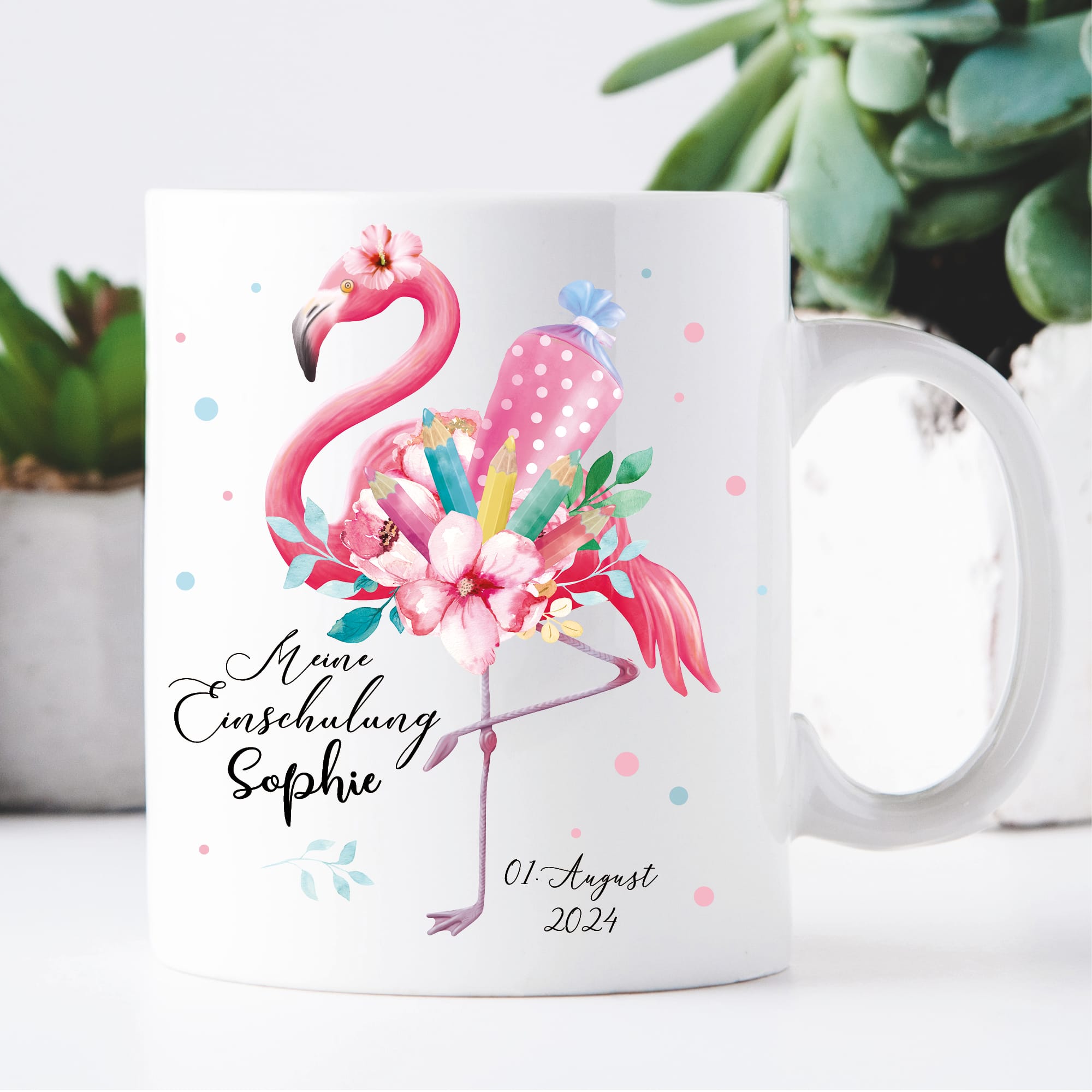 Auf dem Bild ist das Produkt: Tasse aus Keramik oder Kunststoff bedruckt Flamingo Schultüte Stifte Blüten personalisiert mit Wunschnamen und Datum zum Preis von €16.9 abgebildet.