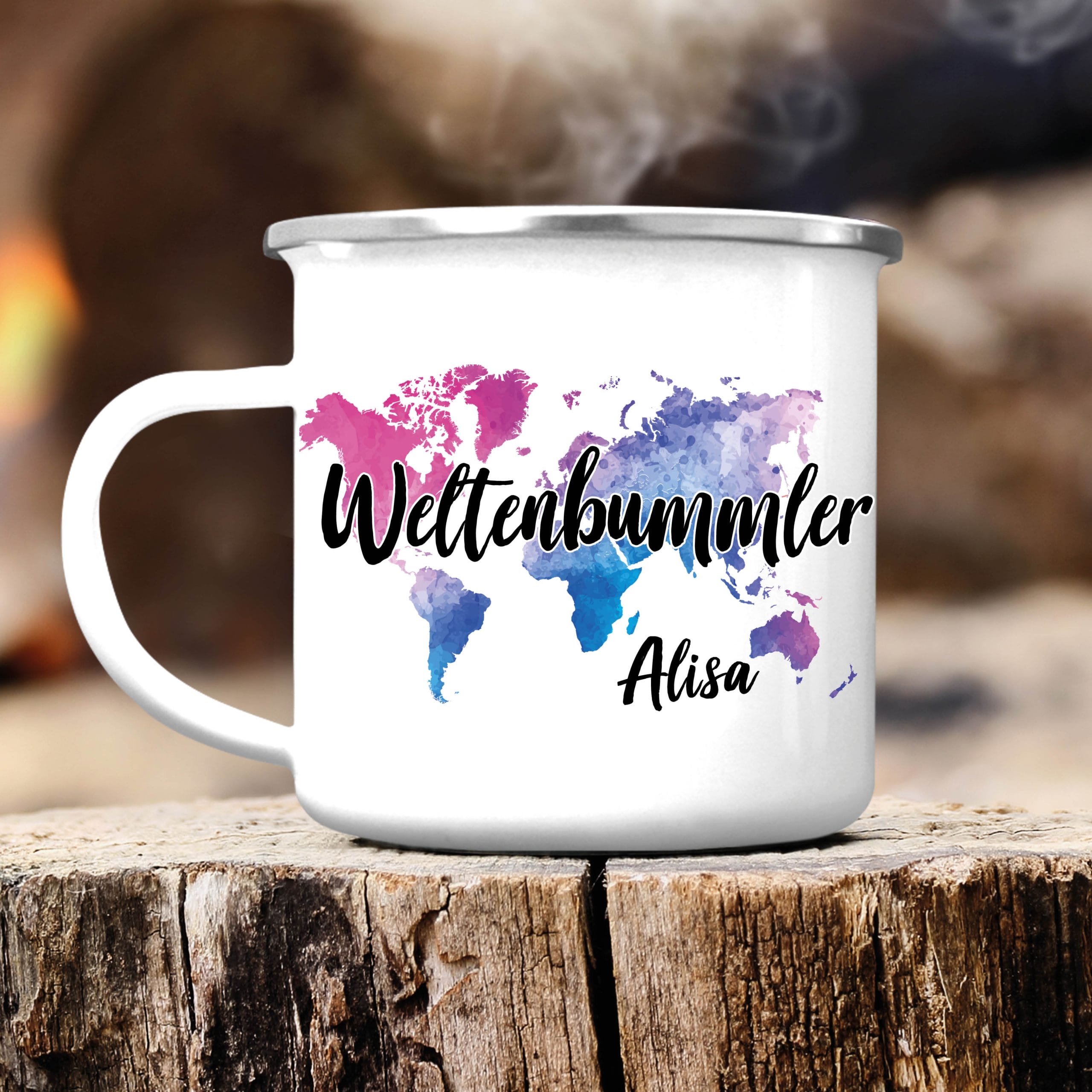 Auf dem Bild ist das Produkt: Campingbecher Emaille Weltenbummler mit Weltkarte personalisiert mit Wunschname, Geburtstagsgeschenk zum Preis von €18.9 abgebildet.