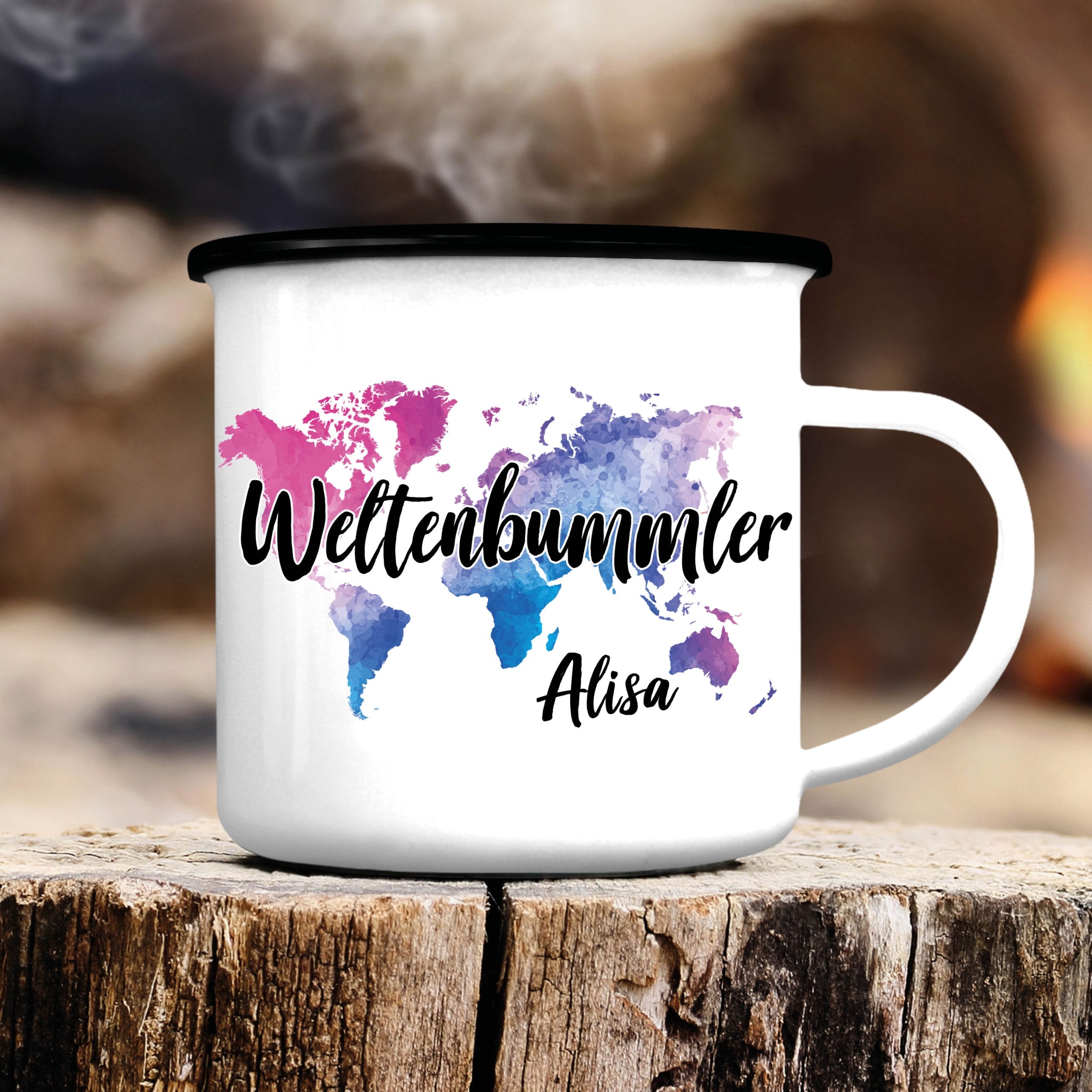 Auf dem Bild ist das Produkt: Campingbecher Emaille Weltenbummler mit Weltkarte personalisiert mit Wunschname, Geburtstagsgeschenk zum Preis von €18.9 abgebildet.