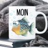 Auf dem Bild ist das Produkt: Bedruckte Keramik Tasse Fisch Moin maritim Geschenk Geburtstag 330 ml weiß zum Preis von €15.90 abgebildet.
