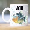 Auf dem Bild ist das Produkt: Bedruckte Keramik Tasse Fisch Moin maritim Geschenk Geburtstag 330 ml weiß zum Preis von €15.90 abgebildet.