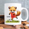 Auf dem Bild ist das Produkt: Bedruckte Tasse Becher Fuchs Fussballfan personalisiert mit Wunschname, Geschenk Geburtstag zum Preis von €17.90 abgebildet.