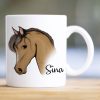Auf dem Bild ist das Produkt: Bedruckte Tasse Becher Pferd personalisiert mit Wunschname Pony Geschenk Mädchen zum Preis von €17.90 abgebildet.