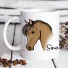 Auf dem Bild ist das Produkt: Bedruckte Tasse Becher Pferd personalisiert mit Wunschname Pony Geschenk Mädchen zum Preis von €17.90 abgebildet.
