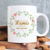 Auf dem Bild ist das Produkt: Bedruckte Tasse Nur die besten Mamas werden zur Oma befördert… Geschenk Mama Oma Blätterkranz mit Blumen zum Preis von €15.90 abgebildet.