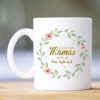 Auf dem Bild ist das Produkt: Bedruckte Tasse Nur die besten Mamas werden zur Oma befördert… Geschenk Mama Oma Blätterkranz mit Blumen zum Preis von €15.90 abgebildet.