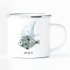 Auf dem Bild ist das Produkt: Bedruckter Emaille Campingbecher Fisch mit Haifischflosse Just do it! Geschenk Geburtstag zum Preis von €18.9 abgebildet.