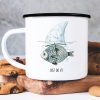 Auf dem Bild ist das Produkt: Bedruckter Emaille Campingbecher Fisch mit Haifischflosse Just do it! Geschenk Geburtstag zum Preis von €18.9 abgebildet.