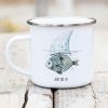Auf dem Bild ist das Produkt: Bedruckter Emaille Campingbecher Fisch mit Haifischflosse Just do it! Geschenk Geburtstag zum Preis von €18.9 abgebildet.
