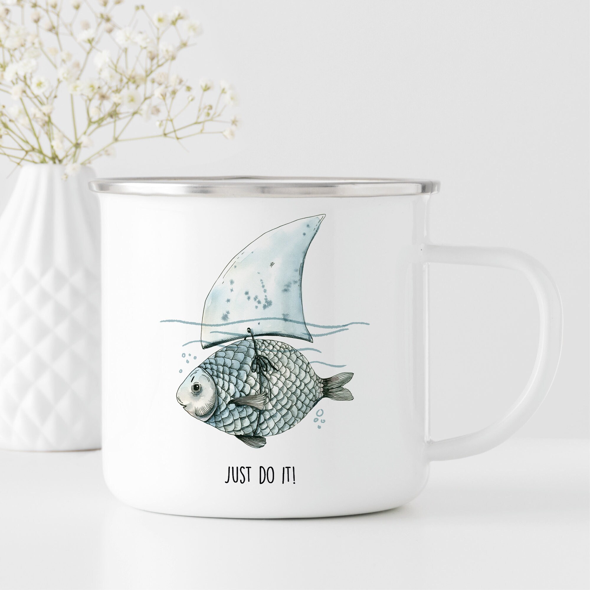 Bedruckter Emaille Campingbecher Fisch mit Haifischflosse Just do it! Geschenk Geburtstag