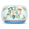 Auf dem Bild ist das Produkt: Brotdose mit Zahlen und Dinosauriern personalisiert mit Wunschnamen Schule Einschulungsgeschenk zum Preis von €16.90 abgebildet.