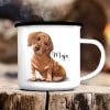 Auf dem Bild ist das Produkt: Campingbecher Emaille Hund Dackel mit Wunschname Emaille Tasse, personalisiertes Geschenk zum Preis von €18.9 abgebildet.